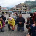 La comunidad y los rescatistas oran antes de continuar las labores de búsqueda.