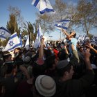 Los partidarios del gobierno de derecha israelí y los manifestantes antigubernamentales se reúnen frente al Knesset (el Parlamento), antes de las protestas masivas en Jerusalén.