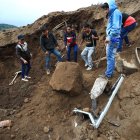 Pobladores y rescatistas buscan a víctimas de un alud hoy, en Alausí (Ecuador).