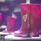 Quito. Un par de ejemplares de las ‘Botas Violeta’, en el evento del lunes.