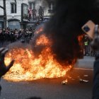 Los manifestantes prendieron fuego a la basura en la calle mientras participaban en una manifestación contra la reforma de las pensiones del gobierno en París, Francia, el 28 de marzo de 2023.
