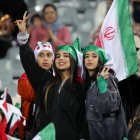 A un grupo de mujeres iraníes se les permitió asistir a un partido de fútbol con e rostro descubierto