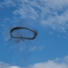 En la imágenes se observa un circulo gigante de humo negro sobre el cielo de la capital rusa.