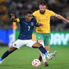 Pervis Estupiñán (i) fue el capitán y uno de los puntos altos de la Tricolor ante Australia.