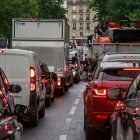 Tránsito. Un grupo de vehículos circula en una calle de París, Francia, que es uno de los países que está a favor del cambio del combustible.