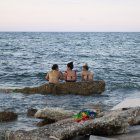 Tres mujeres disfrutan en una playa de La Habana.