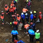 Rescatistas hallan hoy el cuerpo de una niña sepultada por el alud, en Alausí (Ecuador).