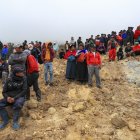 Familiares de desaparecidos observan como rescatistas buscan a victimas tras un alud, hoy en Alausí (Ecuador).