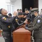 Velorio. En el Cuartel Modelo se levantó una capilla ardiente para velar los restos del policía Joseph Silva.