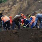Pobladores y rescatistas buscan a víctimas de un alud hoy, en Alausí (Ecuador).