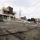 Varios de los cables eléctricos de la Saiba llegan al nivel del piso o ya están en la calzada.