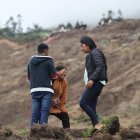 Dolor. Habitantes llegan hasta la zona 0 de Alausí para buscar a sus familiares que están sepultados.