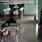 Resignación. Familiares dividen su tiempo entre el velorio y conocer si hay más allegados rescatados.