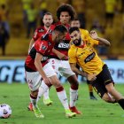 AMDEP383. GUAYAQUIL (ECUADOR), 29/09/2021.- Gonzalo Mastriani (d) de Barcelona disputa un balón con Mauricio Isla (i) y Willian Arao de Flamengo hoy, en un partido de las semifinales de la Copa Libertadores entre Barcelona SC y Flamengo en el estadio Monumental en Guayaquil (Ecuador). EFE/Franklin Jácome POOL