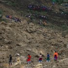 Rescatistas y pobladores buscan a las víctimas del alud, en Alausí (Ecuador), el 28 de marzo de 2023.