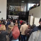 Molestia. Los usuarios gritaban consignas para recibir alguna respuesta positiva o conocer las causas del malestar