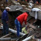 A trece ascendió la cifra de fallecidos por el gran deslizamiento de tierra que ocurrió el pasado domingo en Alausí, en el centro de los Andes de Ecuador, luego que la Fiscalía General del Estado dispusiera este miércoles el levantamiento de un cadáver más encontrado entre los escombros.

Según la Secretaría de Gestión de Riesgos, hasta el martes se registraban también 67 desaparecidos y 31 heridos, mientras que 32 personas pudieron ser rescatadas con vida en los instantes posteriores al desastre.

Como damnificados hay 116 personas correspondientes a 30 familias que se encuentran alojadas en albergues temporales habilitados en este municipio de la andina provincia de Chimborazo, mientras que las personas afectadas ascienden a unas 500.

También hay 163 viviendas afectadas y el número de inmuebles destruidos está todavía en evaluación, pues muchos de ellos están bajo varios metros y miles de toneladas de tierra, luego de que parte de la montaña se fuera abajo.

La emergencia ha movilizado a numerosas brigadas de bomberos de diversas partes del país y a equipos de rescate especializados en estas situaciones, a los que se han sumado contingentes de militares y de vecinos y voluntarios con picos y palas.

Si bien a cada hora que pasa descienden las posibilidades de encontrar a personas con vida, la magnitud del corrimiento de tierra impide a los rescatistas ubicar con celeridad a las personas que se piensa siguen sepultadas.

La posibilidad del gran corrimiento de tierra ya había sido advertida y avisada a autoridades en diciembre pasado por los habitantes de Alausí, cuando se habían detectado varias grietas en el cerro que, con el paso de las semanas, superaron el metro de anchura.

La Secretaría Nacional de Riesgos asegura haber cursado el 11 de marzo al gobernador (delegado del Gobierno) de la provincia de Chimborazo y al alcalde de Alausí un informe técnico que recomendaba y pedía la evacuación de la población, entre otras medidas.