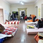 Maestros se instalan con colchones en la Confederación de Trabajadores de Educación Urbana como protesta para exigirle al Gobierno respuestas a sus demandas, este 28 de marzo de 2023, en La Paz (Bolivia).