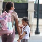 La falta de bares escolares obliga a los niños a consumir comida chatarra en la calle.