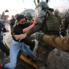 Fotografía de archivo fechada el 4 de septiembre de 2020 que muestra a carabineros mientras forcejean con una manifestante, en la Plaza Italia de Santiago (Chile). El futuro del controvertido cuerpo de Carabineros de Chile, policía militarizada envuelta en escándalos de corrupción y violación a los derechos humanos, es un punto permanente de conflicto entre la coalición de Gobierno, que apuesta por reformar la institución, y la oposición conservadora que pone obstáculos a la misma. EFE/ Elvis González /ARCHIVO