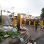 La basura se estanca en el parque