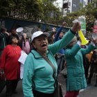La tarde de este 29 de marzo varias personas se empezaron a congregar en los exteriores de la Corte Constitucional pidiendo se admita el juicio político.