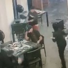 Momento en que el sujeto que estaba solo se acerca a dos ciudadanos para dispararles.