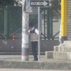 El hombre está junto a un poste, fuera del mercado de Sauces 9.