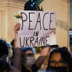 Foto de archivo de una persona que muestra un cartel en el que se lee "Paz en Ucrania" durante una protesta.