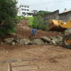 Bellavista. Con la colocación de rocas se espera detener los deslaves.