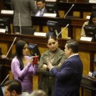 Contradicción. Mireya Pazmiño conversa con sus aliados, este jueves en el Pleno. ¿Le preguntan por qué apoyó un contrato incurso en peculado?