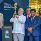 El presidente brasileño encabezó la comitiva que recibió el trofeo de este año.