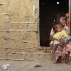 Dos niños indígenas wayúu descansan en la entrada de una vivienda en la comunidad Witka, en Manaure (Colombia).