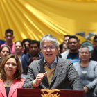 El mandatario dio un discurso, la noche del 30 de marzo, acompañado por algunos ciudadanos.