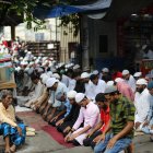 Los musulmanes de todo el mundo celebran el mes sagrado del Ramadán rezando durante la noche y abstenerse de comer, beber y tener actos sexuales durante el período comprendido entre la salida y la puesta del sol.