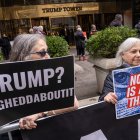 Unas personas sostienen pancartas en contra del expresidente Donald Trump durante una manifestación frente a la Torre Trump, ubicada en la Quinta Avenida, en Nueva York (Estados Unidos). En las inmediaciones de la corte donde se juzgará al expresidente, en el Bajo Manhattan, una veintena de medios están apostados esta mañana a la espera de que aparezcan manifestantes favorables al presidente, pero ni ayer por la noche ni hoy por la mañana apareció uno solo de ellos. En la Torre Trump, en la Quinta Avenida neoyorquina, se vive el mismo panorama: ni anoche ni hoy se han presentado manifestantes de uno u otro signo, y solo es posible ver a los equipos de televisión apostados frente al vallado extendido por la policía a ambos lados de la avenida. EFE/ Ángel Colmenares