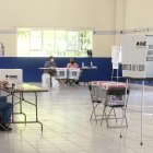 Vista general de un puesto de votación durante una jornada de la consulta popular. Imagen de archivo.