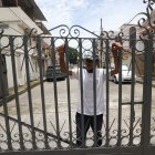 Las manzanas de la ciudadela Los Almendros han sido cerradas con portones y rejas.