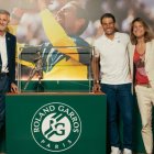 El tenista español con el presidente de la Federación Francesa y Amelie Mauresmo, directora del torneo.