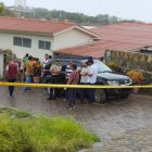 Los comuneros estaban atentos a la información policial afuera de la residencia en Punta Blanca.