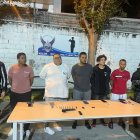 Luis Alfredo Arboleda, alias "Gordo Luis", cabecilla de la banda Los Lobos, de camiseta blanca, en una detención anterior.