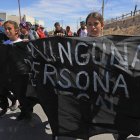 Un grupo de migrantes y activistas salieron a protestar por el hecho.