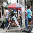 Los peatones encuentran obstáculos al momento de caminar por las veredas de Sauces 6.