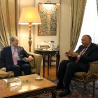 El ministro de Exteriores sirio, Faisal al Miqdad, durante un encuentro en El Cairo con su homólogo egipcio, Sameh Shukri