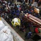 Integrantes de la guardia indígena cargan el féretro del concejal y líder indígena Wilson Bomba Piamba, en una fotografía de archivo.