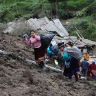 Varios familiares de los fallecidos y desaparecidos permanecen en la zona del deslave, en Alausí.