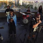 La banda musical Hacia la Victoria que muestra a sus integrantes durante un ensayo en Santiago (Chile).