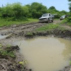 Vías. No hay carreteras establecidas para transportarse entre las comunidades, en Puná.