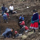 Los familiares de las familias de Alausí siguen en labores de búsqueda para encontrar a sus seres queridos.