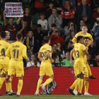 El delantero del FC Barcelona, Robert Lewandowski (d), celebra el primer gol del encuentro correspondiente a la jornada 27 de primera división.